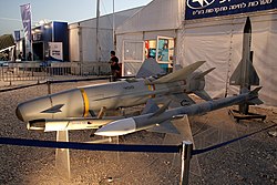 Derby légiharc-rakéta kiállításon (az előtérben), mögötte egy AGM–142 Popeye
