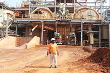 Pemain Wanita di Pertambangan IndustryːThe senior pertama metalurgi wanita di Gading Coast.jpg