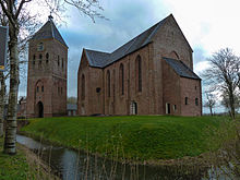 De kerk gezien vanuit het westen met rechts de aanbouw
