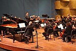 Miniatuur voor Bestand:Jerusalem Camerata-MultiPiano-Azoulay-Recanati Auditorium TLV-2021.jpg