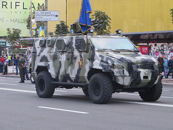 Українські броньовики KRAZ Spartan під час маршу перед парадом