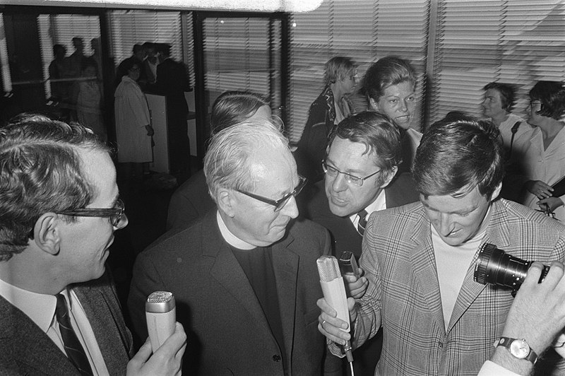 File:Kardinaal B. J. Alfrink arriveert op Schiphol na bezoek aan de Paus in Rome kar, Bestanddeelnr 923-6674.jpg