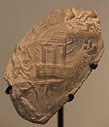 Empreinte de sceau-cylindre : temple orné de cornes, roi-prêtre armé d'un arce combattant des ennemis. Musée du Louvre.