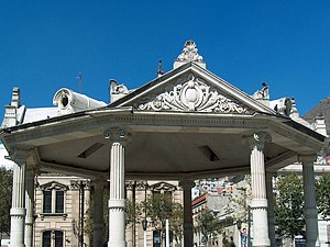 Kiosk in front of the Clock. Kioskopachuca.jpg