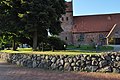 Deutsch: Feldsteinböschungsmauer und Kirchhof der Kirche in Sülfeld. This is a photograph of an architectural monument. It is on the list of cultural monuments of Sülfeld, no. 2.2, 2.4.