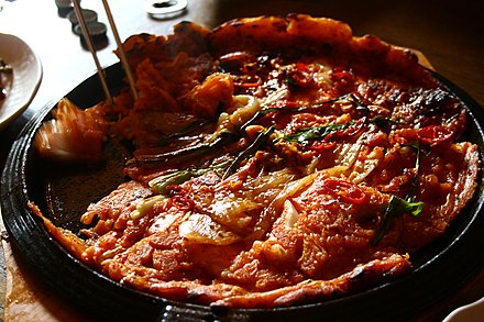 Kimchi загородный. Кимчи поккым. Корейская еда. Корейская еда кимчи. Кимчи блин.