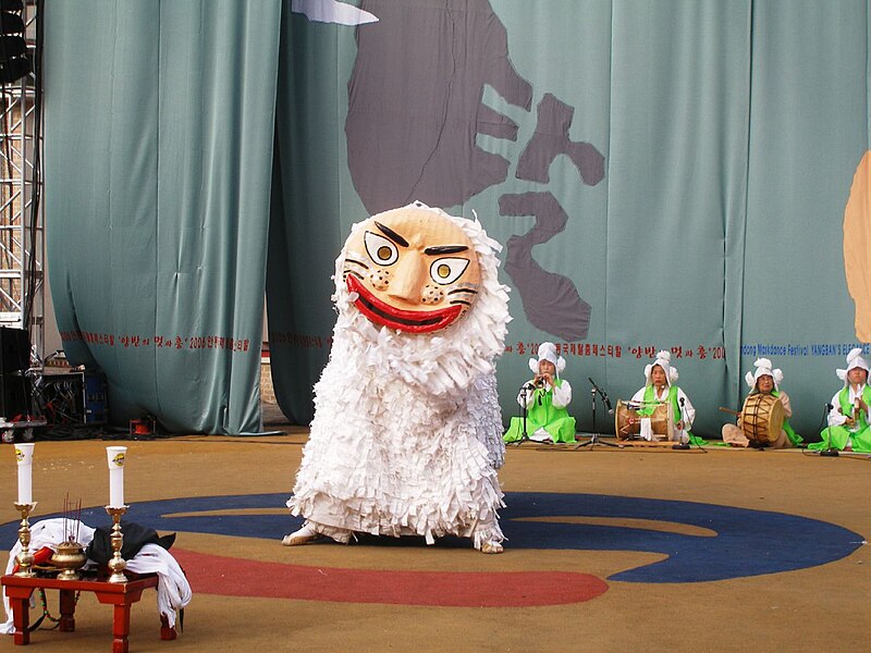 File:Korean mask dance-Eunyul talchum-07.jpg