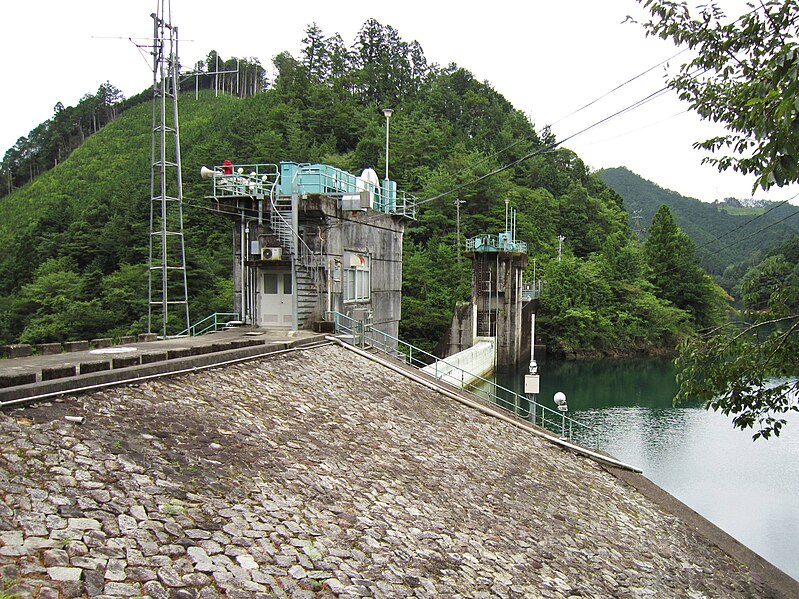 File:Kuchisubo Dam and lake.jpg
