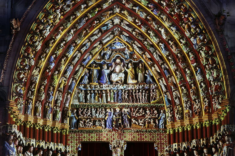 File:La façade de la Cathédrale Notre-Dame d'Amiens illuminée sculptures au-dessus l'entrée principale.JPG