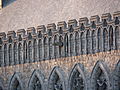 Détail du parapet ornemental gothique, avec une gargouille.