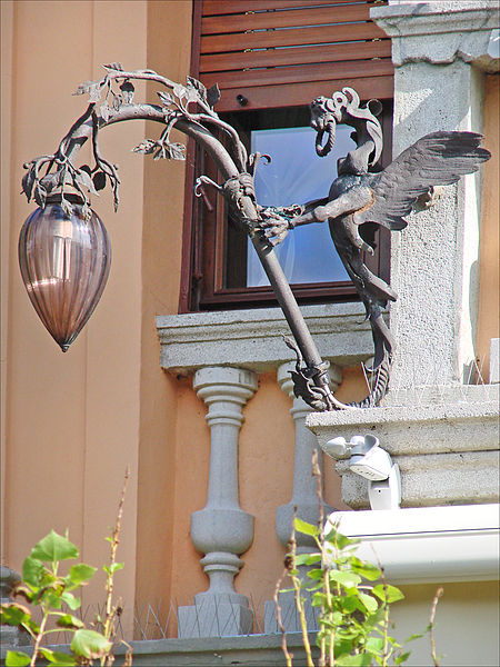 File:Lanterne en fer forgé de la villa Lucina (Lido de Venise) (8155652056).jpg