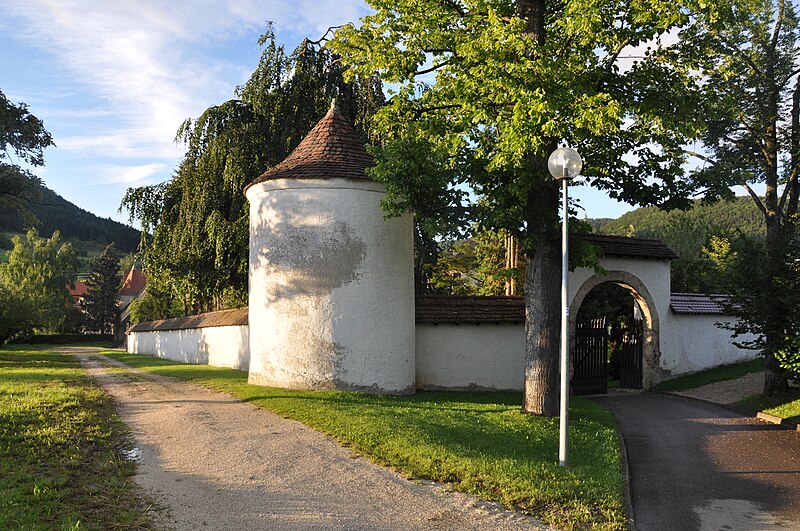 File:Lautlingen Schlossanlage Tor 1.jpg