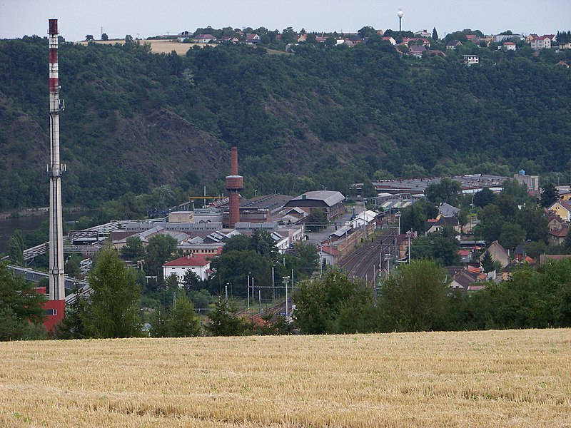 File:Libčice nad Vltavou, šroubárna a nádraží, z pole nad Kralupskou (01).jpg