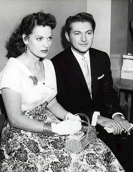 Liberace with actress Maureen O'Hara during a court hearing in 1957