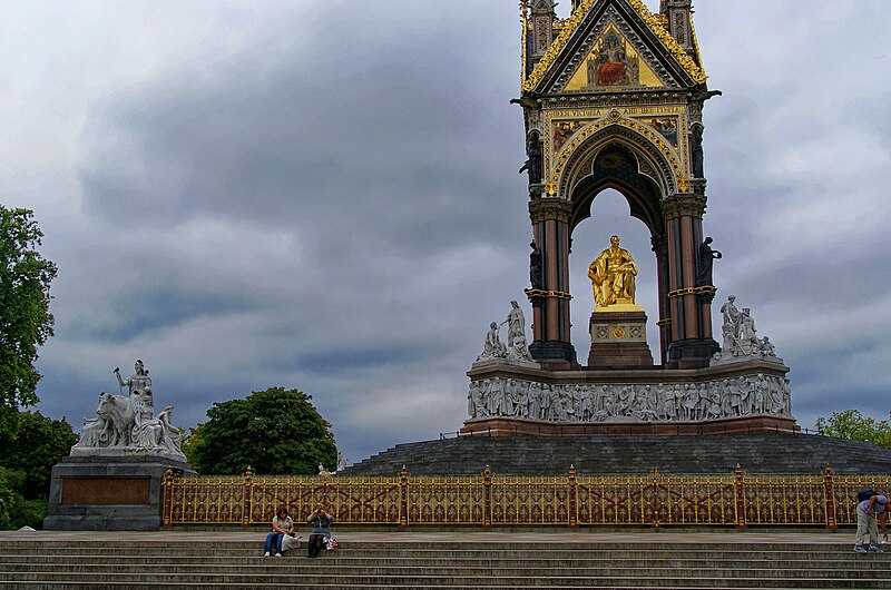 File:London - Kensington Gardens - Queen's Gate - View NNW on Albert Memorial.jpg