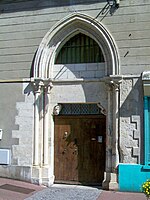 Louvre (95), porta do antigo Hôtel-Dieu, 26 rue de Paris.jpg