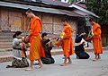 Luang Prabang-Opfergang der Moenche-26-gje.jpg