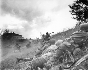 Amerikanske soldater affyrer en bazooka mod en tysk maskingeværsstilling ved Lucca i 1944.