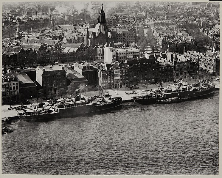 File:Luchtopname van de Nieuwe Maas met de Boompjes, Oost-Indisch Huis, Synagoge aan de Boompjes, Rotterdamsche Bank, Scheepmakershaven, Gedempte Glashaven, Bierhaven en toren van de Zuiderkerk 1924.jpg