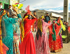 Лурские танцоры во время свадебной церемонии, Мамасани, Иран