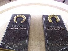 Deux plaques de marbre noir portant les inscriptions "Douglas MacArthur" et "Jean Faircloth MacArthur"