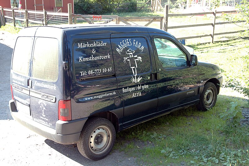 File:MaggiesFarmMiniVan.jpg