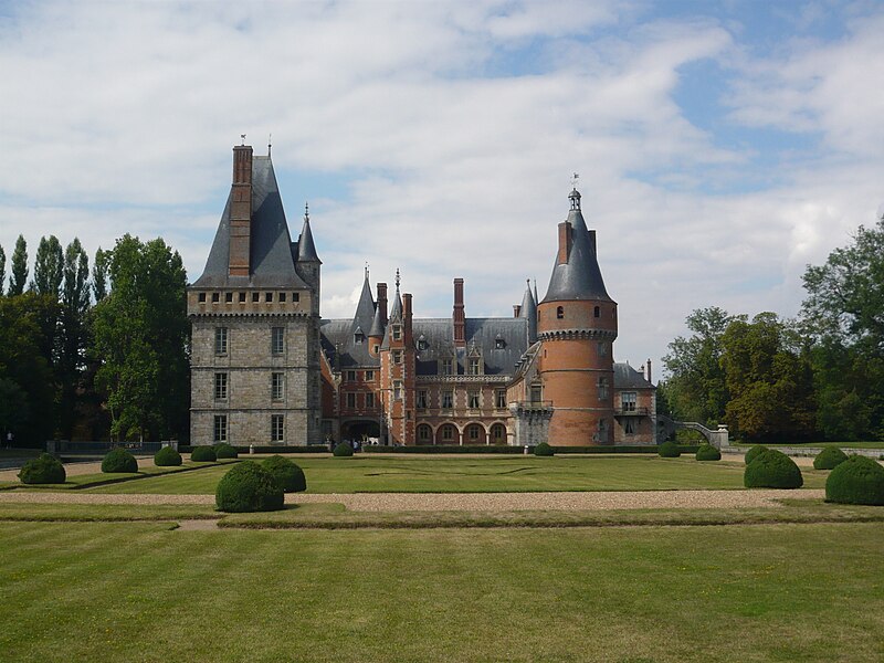 File:Maintenon depuis jardin.jpg