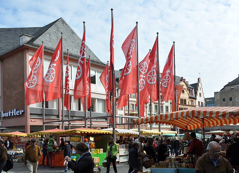 File:Mainz Marktplatz Flaggen 01.jpg