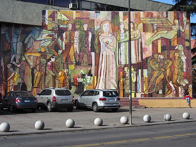 Mural Encuentro, de Fernando Marcos, frontis de la municipalidad.