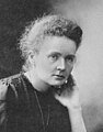 Marie Curie, savantă poloneză stabilită în Franța, dublu laureată al Premiului Nobel pentru ambele domenii științifice diferite (fizică și chimie)