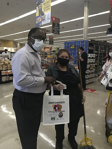 File:Mark Ridley-Thomas Speaking to Workers at Albertsons (50408661813).jpg