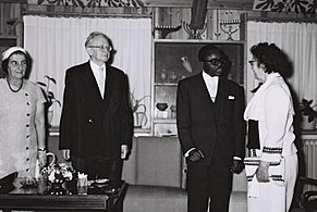 משמאל לימין: גולדה מאיר, יצחק בן-צבי, מוריס יאמאוגו, רחל ינאית בן-צבי (שנת 1961)