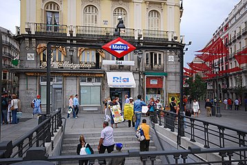 Metro station / Estación de metro.