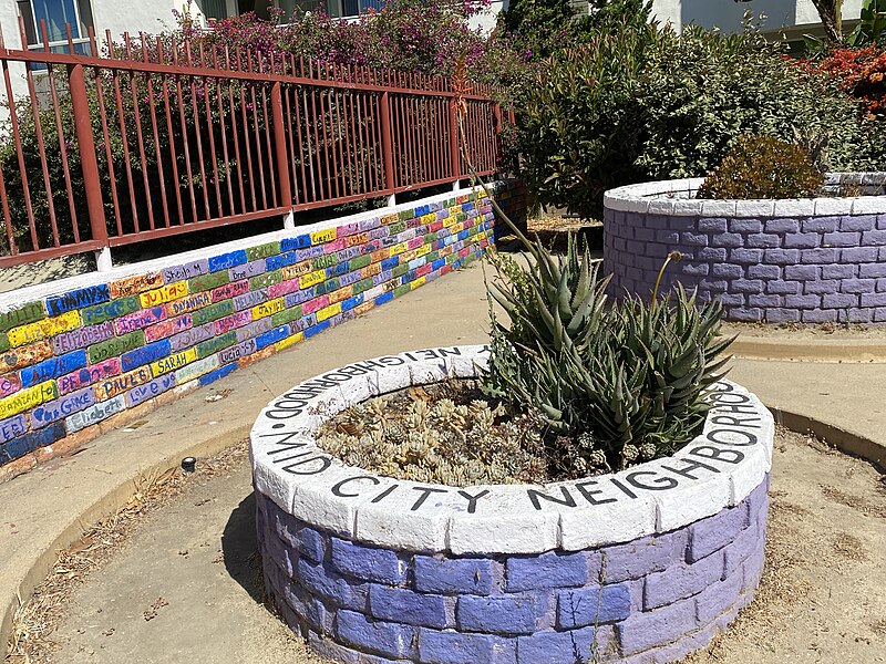 File:Mid-City Neighborhood planter decoration at Burnside Avenue Crossing of Ballona Creek.jpg