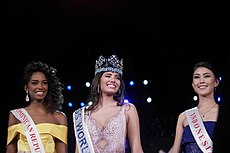 Natasha crowned Miss World Asia 2016 together with Yaritza Reyes and Stephanie Del Valle. Miss World 2016 (2).jpg
