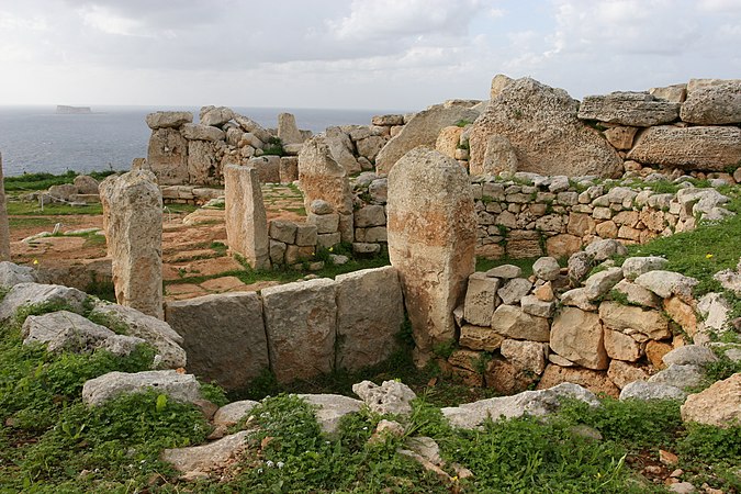 Blick über die Kalendersteine – links der östliche und rechts der westliche Kalenderstein, den Eingang des Osttempels und die Südküste Maltas auf das Mittelmeer mit der vorgelagerten Insel Filfla.