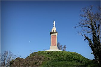 Vue sur la statue monumentale de la vierge.