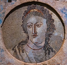 Mnemosyne (?) Em um mural de mosaico do século 2, Museu Arqueológico Nacional de Tarragona.