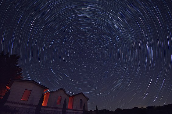 Startrail ripreso nel cielo del Paese di Pietrasecca, Abruzzo, Italy