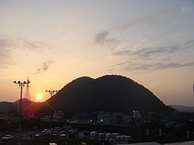 平塚市古花水から望む高麗山。山背村は右奥に位置していた（2006年）