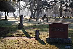 Multnomah Park Cemetery, Portland.jpg