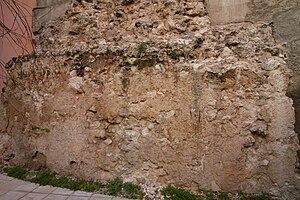 Muralla cristina de Alfonso VII, siglo XII, en la calle de los Mancebos.jpg