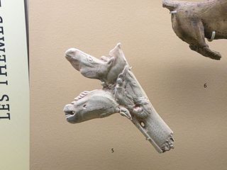 Propulseur de sagaie sculpté de 3 têtes de chevaux à trois âges différents (bois ou os de cervidé). MAN
