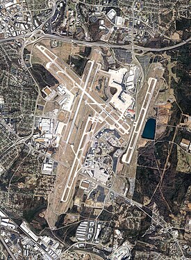 Nashville Uluslararası Havalimanı Havadan Haziran 2011.jpg