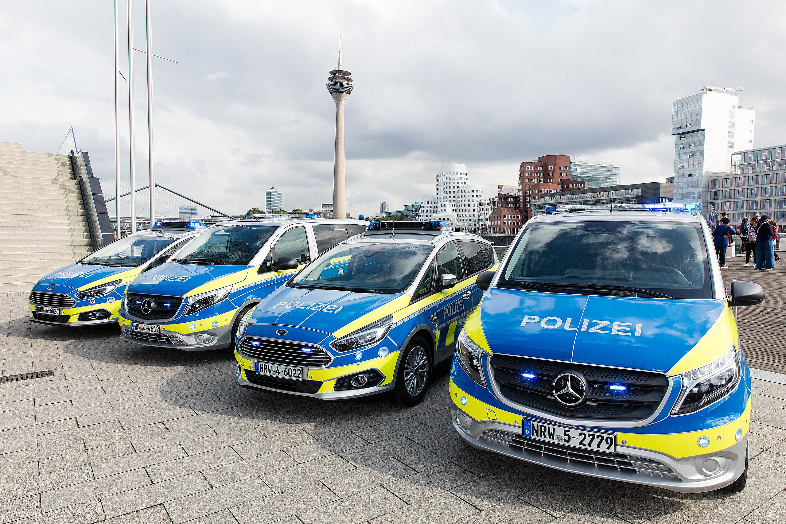 Streifenwagen der Polizei mit Blaulicht eingeschaltet und Sirene,  Deutschland, Europa Stockfotografie - Alamy