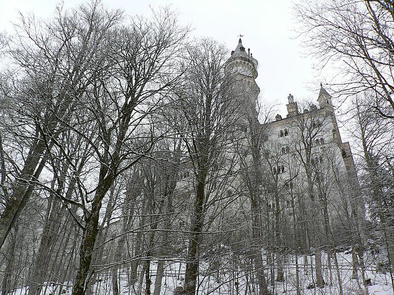 File:Neuschwanstein Castle from the North 181.jpg