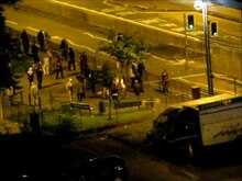 Datei:Night riots in the Salford shopping precinct area.ogv
