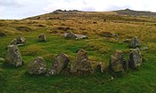 Nove pietre circondano un tumulo su Belstone Common.jpg