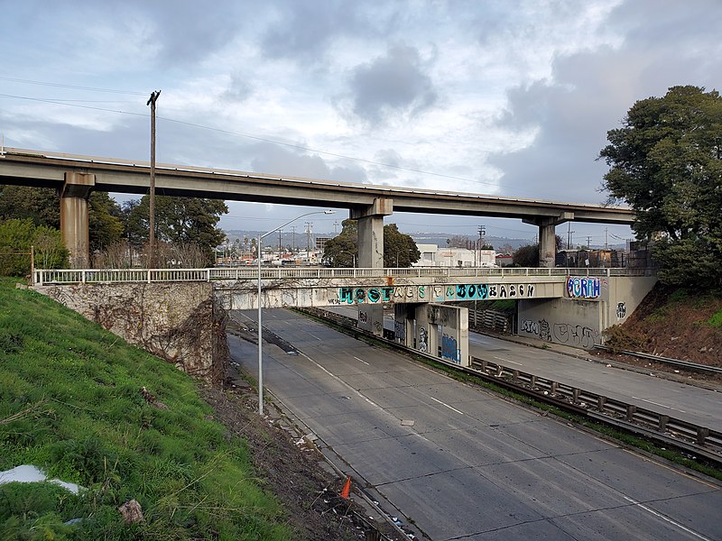 File:Oakland Subdivision and BART bridges over SR 185, February 2021.jpg