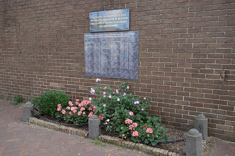 File:Oorlogsmonument Stationsplein, Beverwijk.jpg